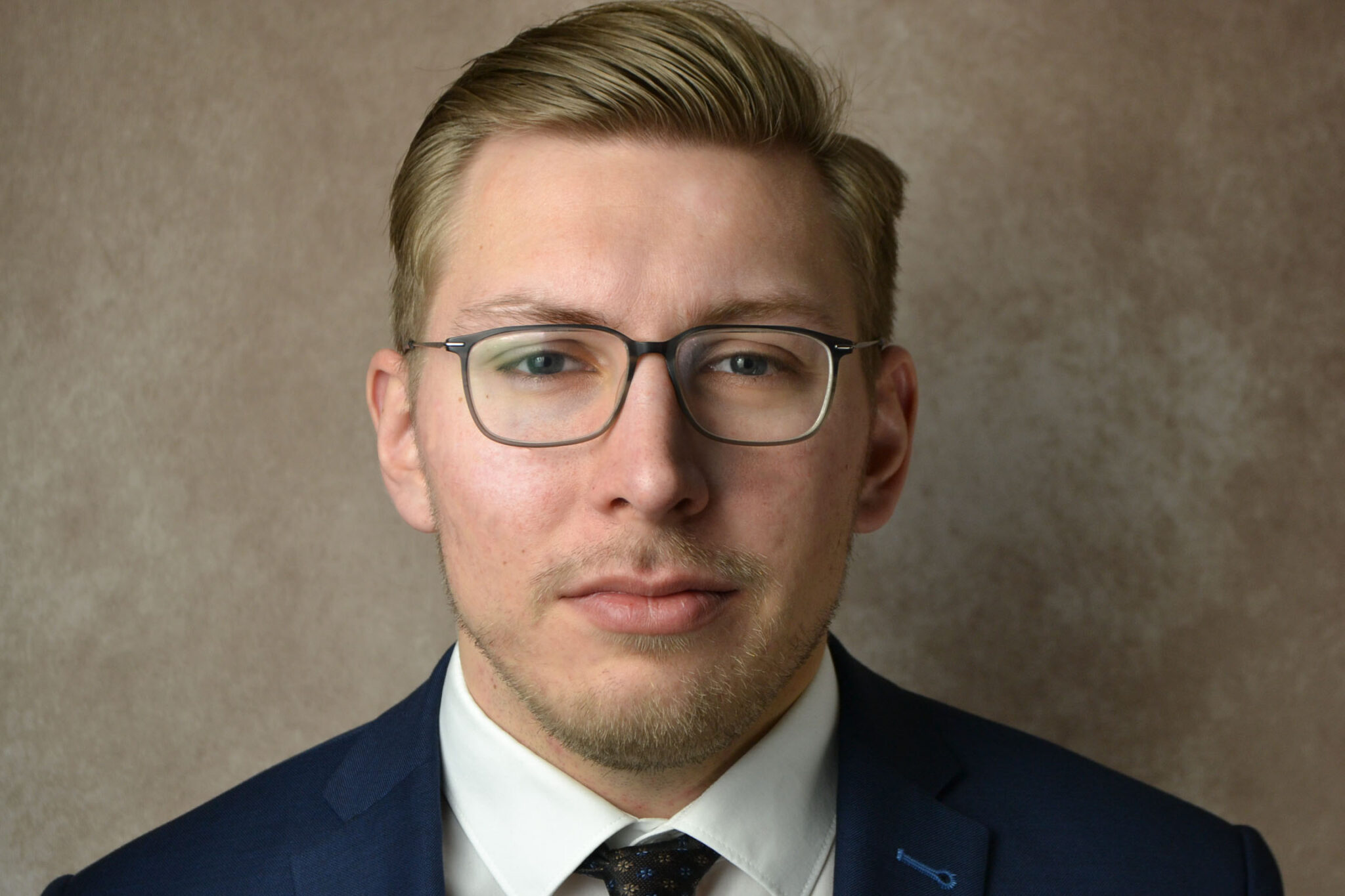 Ein Porträtbild von Rechtsanwalt Jan-Luca Phelps. Er schaut fokussiert in die Kamera.